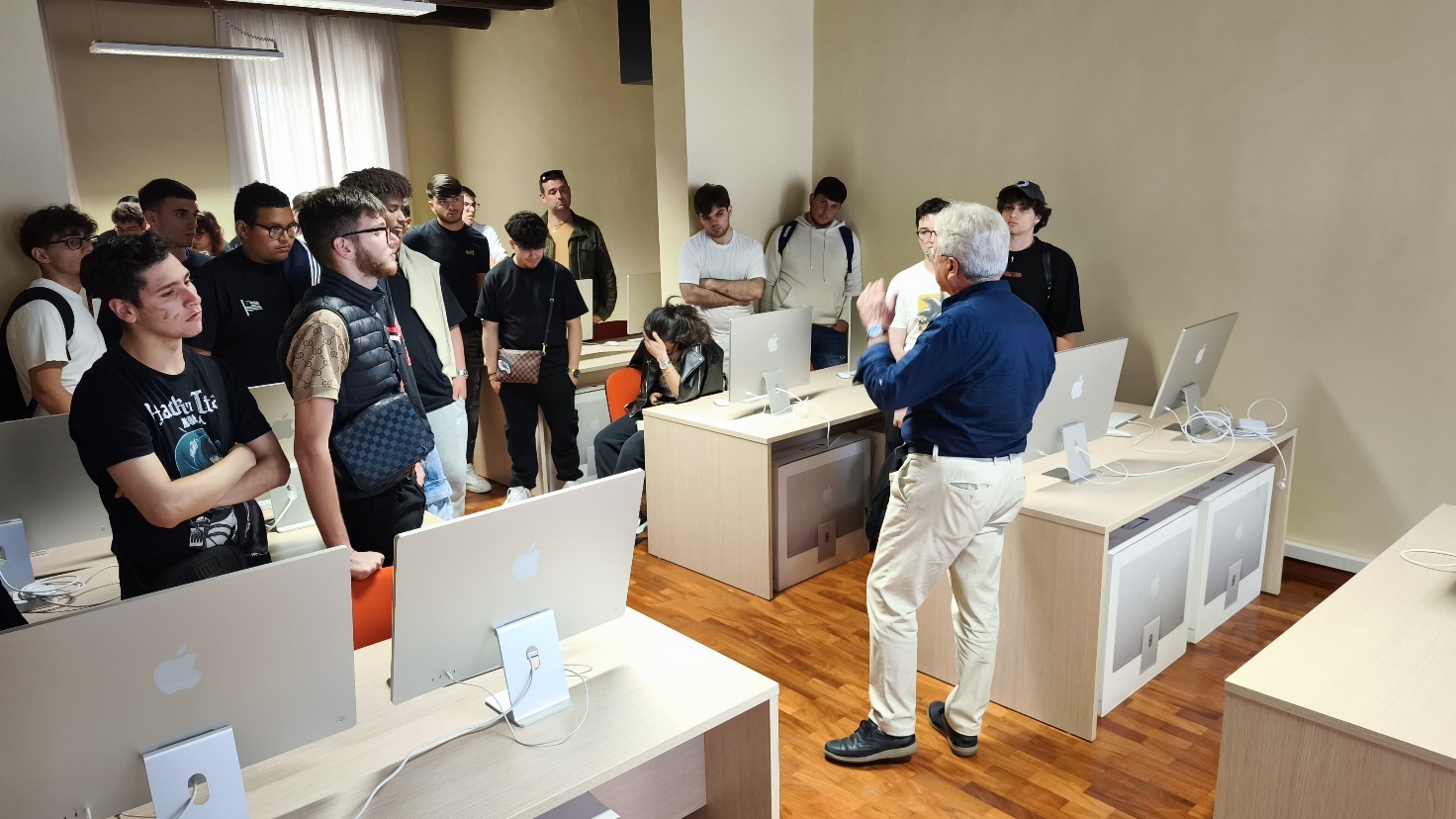 Studenti e docente nel laboratorio Apple